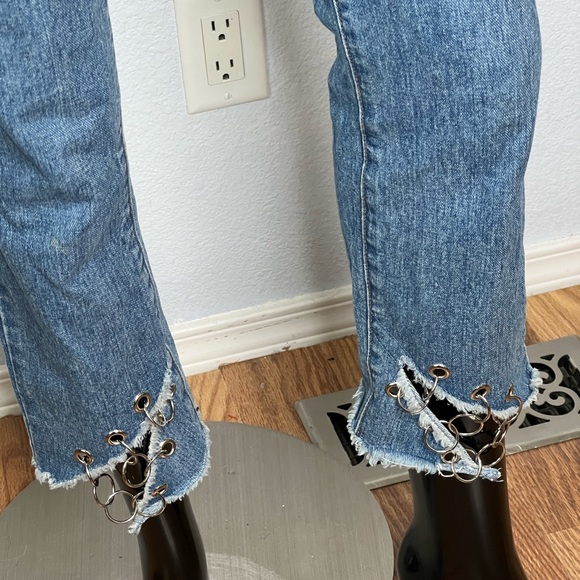 Forever 21 Distressed Skinny Jeans with Raw Chainlink Hem Sz S - Picture 5 of 7